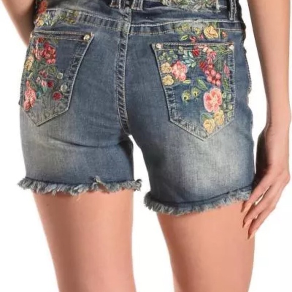 Grace in La denim shorts embroidered floral design - Picture 2 of 8